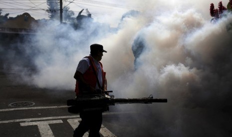 Pekerja kota mengasapi lingkungan Jardines de Merliot sebagai bagian dari langkah-langkah pencegahan terhadap virus Zika di Santa Tecla, El Salvador 