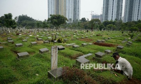  Pekerja makam beraktifitas di Tempat Pemakaman Umum (TPU) Menteng Pulo, Jakarta, Ahad (6/11).