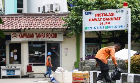 Menteri Badan Usaha Milik Negara (BUMN) Erick Thohir akan mengecek kesiapan Rumah Sakit (RS) Pertamina Jaya di Cempaka Putih, Jakarta. Foto pekerja melakukan aktifitas di depan Rumah Sakit Pertamina Jaya, Jakarta.