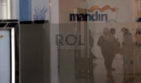 Pekerja melakukan aktifitas dikantor Bank Mandiri, Jakarta, Senin (19/10). 