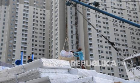 Pekerja melakukan aktivitas bongkar muat di Pelabuhan Sunda Kelapa, Jakarta, Jumat (21/5/2021). Ekonomi kuartal III menghadapi tantangan berat.