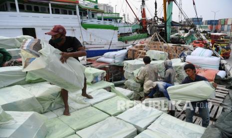 Pekerja melakukan aktivitas bongkar muat di Pelabuhan Sunda Kelapa, Jakarta. Hari ini pekerja di pelabuhan mulai menjalani vaksinasi Covid-19 secara massal  (ilustrasi)