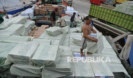 Pekerja melakukan aktivitas bongkar muat di Pelabuhan Sunda Kelapa, Jakarta, Jumat (21/5/2021). Menteri Koordinator Perekonomian Airlangga Hartarto optimistis pertumbuhan ekonomi Indonesia pada kuartal II 2021 tumbuh tujuh persen.