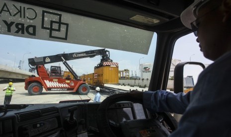 Pekerja melakukan aktivitas bongkar muat (dwelling time) di Pelabuhan Tanjung Priok, Jakarta, Kamis (18/2).