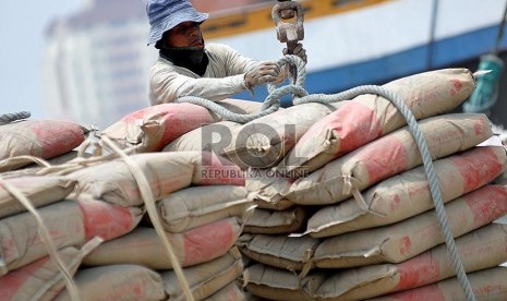 Pekerja melakukan aktivitas bongkar muat semen di Pelabuhan Sunda Kelapa, Jakarta,Rabu (19/2).