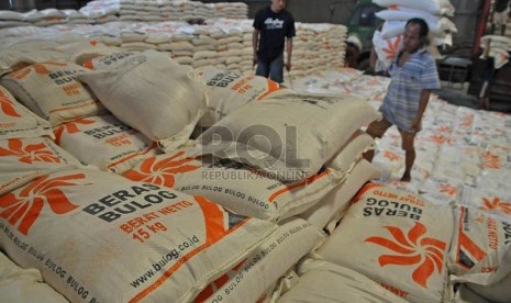 Pekerja melakukan bongakar muat beras Bulog di gudang Bulog, Jakarta, Kamis (17/7). (Prayogi/Republika)