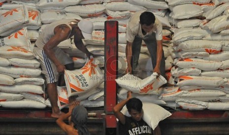 Pekerja melakukan bongakar muat beras Bulog di gudang Bulog, Jakarta, Kamis (17/7). (Prayogi/Republika)