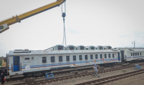 Pekerja melakukan bongkar muat bangkai gerbong kereta yang tidak terpakai di Stasiun Purwakarta, Jawa Barat, Sabtu (27/4/2019).