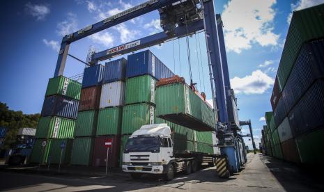 Pekerja melakukan bongkar muat di pelabuhan peti kemas Kaltim Kariangau Terminal, Balikpapan, Kalimantan Timur, Sabtu (8/10/2022). 