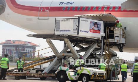 Pekerja melakukan bongkar muat Envirotainer berisi vaksin COVID-19 Sinovac setibanya dari Beijing di Terminal Cargo Bandara Soekarno Hatta, Tangerang, Banten, Senin, (12/7/2021). Sebanyak sepuluh juta dosis bahan baku vaksin COVID-19 Sinovac kembali tiba di Indonesia, yang selanjutnya dibawa ke Bio Farma Bandung. 