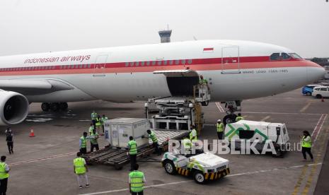 Pekerja melakukan bongkar muat Envirotainer berisi vaksin COVID-19 Sinovac dari badan pesawat Garuda Indonesia setibanya dari Beijing di Terminal Cargo Bandara Soekarno Hatta, Tangerang, Banten, Senin, (30/8/2021). Rencana penambahan modal oleh Chairul Tanjung sebagai pemegang saham PT Garuda Indonesia Tbk dinilai langkah yang tepat.