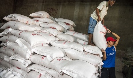 Pekerja melakukan bongkar muat kedelai impor untuk bahan baku pembuatan tahu.