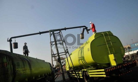 Pekerja melakukan bongkar muat minyak kelapa sawit mentah atau Crude Palm Oil (CPO) di Pelabuhan Tanjung Priok, Jakarta, Jumat (19/9).(Republika/Prayogi)