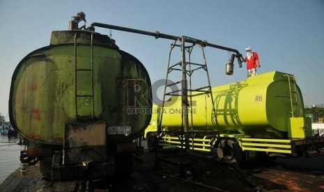 Pekerja melakukan bongkar muat minyak kelapa sawit mentah atau Crude Palm Oil (CPO) di Pelabuhan Tanjung Priok, Jakarta, Jumat (19/9).(Republika/Prayogi)