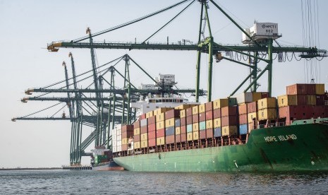 Pekerja melakukan bongkar muat peti kemas di Pelabuhan Tanjung Priok, Jakarta. ilustrasi