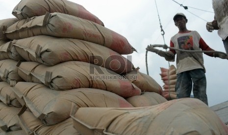 Pekerja melakukan bongkar muat semen di Pelabuhan Sunda Kelapa, Jakarta, Rabu (4/2). (Prayogi/Republika)