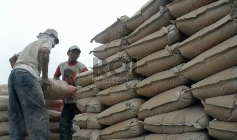 Pekerja melakukan bongkar muat semen di Pelabuhan Sunda Kelapa, Jakarta, Rabu (4/2). (Prayogi/Republika)