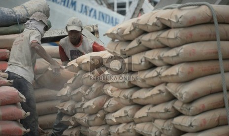 Pekerja melakukan bongkar muat semen di Pelabuhan Sunda Kelapa, Jakarta, Rabu (4/2). (Prayogi/Republika)