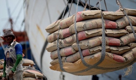 Pekerja melakukan bongkar muat semen di Pelabuhan Sunda Kelapa, Jakarta, Senin (30/3).