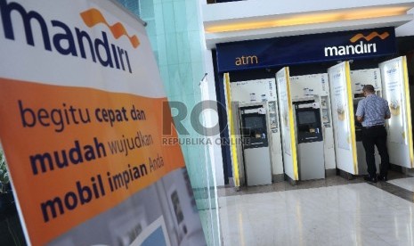  Pekerja melakukan fasilitas pelayanan di ATM Bank Mandiri, Jakarta. (ilustrasi)