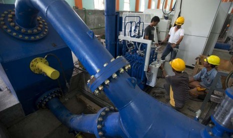 Pekerja melakukan instalasi turbin di Pembangkit Listrik Tenaga Mini Hidro (PLTMH) Segara di Desa Bentek, Gondang, Lombok Utara, NTB, Senin (8/12).PT PLN (Persero) menargetkan pembangkit energi baru terbarukan (EBT) dengan total kapasitas 648 megawatt (MW) bakal beroperasi pada tahun 2022. Hal ini merupakan bentuk upaya PLN untuk mempercepat transisi energi dan mengurangi emisi karbon yang menjadi salah satu agenda penting dalam pertemuan G20 di Indonesia.