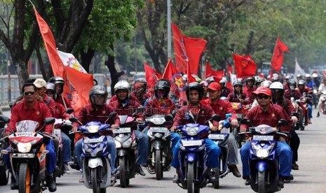   Pekerja melakukan konvoi saat sweeping dalam unjuk rasa gabungan dari Federasi Serikat Pekerja Metal Indonesia (FSPMI), Asosiasi Pekerja Indonesia (Aspek), Konfederasi Serikat Pekerja Indonesia (KSPI), dan organisasi buruh lainnya di Kawasan Industri Pul