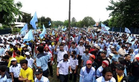   Pekerja melakukan longmarch saat mogok kerja dalam unjuk rasa gabungan dari Federasi Serikat Pekerja Metal Indonesia (FSPMI), Asosiasi Pekerja Indonesia (Aspek), Konfederasi Serikat Pekerja Indonesia (KSPI), dan organisasi buruh lainnya di Kawasan Indust