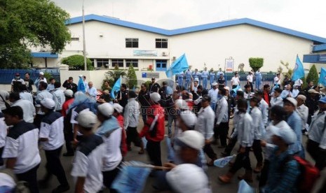   Pekerja melakukan longmarch saat mogok kerja dalam unjuk rasa gabungan dari Federasi Serikat Pekerja Metal Indonesia (FSPMI), Asosiasi Pekerja Indonesia (Aspek), Konfederasi Serikat Pekerja Indonesia (KSPI), dan organisasi buruh lainnya di Kawasan Indust