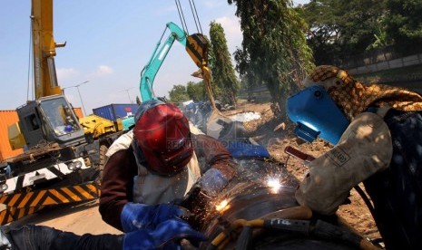  Pekerja melakukan pemasangan pipa aliran gas di Kawasan Berikat Nusantara Cilincing, Jakarta, Jumat (23/5). (Republika/Adhi Wicaksono)