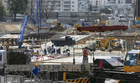 Pekerja melakukan pembangunan Stadion Nasional baru di Tokyo, Jepang, 24 Maret 2017. Stadion ini akan menjadi arena utama untuk pembukaan dan penutupan Olimpiade Tokyo 2020.