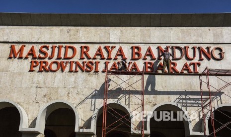 Pekerja melakukan pembersihan dan mengecat ulang papan nama Masjid Raya Bandung, Kota Bandung, Jumat (3/5).