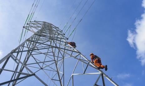 Pekerja melakukan pemeliharaan transmisi jaringan kabel Saluran Udara Tegangan Tinggi (SUTT) 150 kV di Desa Kuta, Kecamatan Pujut, Kabupaten Lombok Tengah, NTB, Senin (13/6/2022).