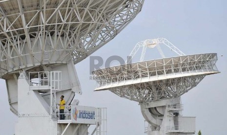 Pekerja melakukan pemeriksaan pada antena di areal Satelit Bumi Indosat Jatiluhur, Purwakarta, Jawa Barat, Jumat (8/8). (Republika/Prayogi)