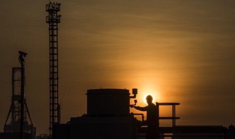 Pekerja melakukan pemeriksaan rutin saat gerhana matahari di kawasan Pembangkit Listrik Tenaga Uap dan Gas (PLTGU) Tanjung Priok, Jakarta, Rabu (9/3).