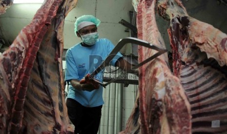 Pekerja melakukan pemotongan daging sapi di Rumah Pemotongan Hewan (RPH) 