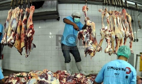 Pekerja melakukan pemotongan daging sapi di Rumah Pemotongan Hewan (RPH) 