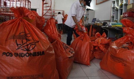 Pekerja melakukan penataan paket barang yang akan dikirim melalui PT Pos Indonesia (Persero) di Kantor Pos Besar Solo, Jawa Tengah, Sabtu (25/5/2019).