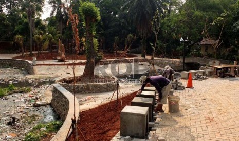   Pekerja melakukan penataan Taman Langsat di Kebayoran, Jakarta Selatan, Senin (23/9).   (Republika/Prayogi)