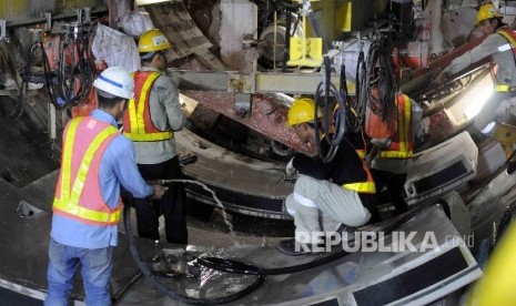 Pekerja melakukan pengeboran pada proyek terowongan Mass Rapid Transit (MRT) di kawasan Senayan, Jakarta, Kamis (21/1).