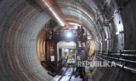 Pekerja melakukan pengeboran pada proyek terowongan Mass Rapid Transit (MRT) di kawasan Senayan, Jakarta, Kamis (21/1).