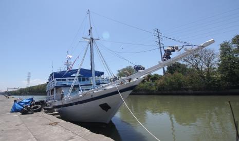 Pekerja melakukan pengecatan Kapal Rumah Sakit Terapung (RST) Ksatria Airlangga yang bersandar di Pelabuhan Kalimas, Surabaya, Jawa Timur, Senin (21/9/2020). Rumah sakit terapung dengan panjang 27 meter serta lebar 7,2 meter itu menjalani perawatan berkala agar tetap dapat beroperasional dengan baik.