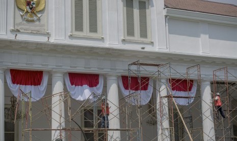 Pekerja melakukan pengecatan ulang dinding dan pilar Istana Negara di Kompleks Istana Kepresidenan, Jakarta, Selasa (12/8). 