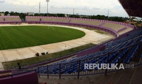 Pekerja melakukan pengecekan akhir pemasangan bangku stadion baru Persita Tangerang, di Kelapa Dua, Tangerang, Banten, Selasa (9/1). 