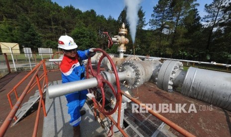 Pekerja melakukan pengecekan sumur KMJ-51 di Pertamina Geothermal Energy (PGE) Area Kamojang, Jawa Barat, Rabu (18/10).