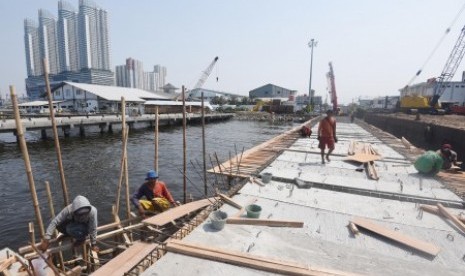 Pekerja melakukan pengecoran Dermaga Muara Angke di Jakarta, Kamis (5/11). 