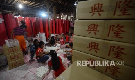  Pekerja melakukan pengepakan pada lilin yang telah diproduksi untuk perayaan Imlek di Teluk Naga, Tangerang, Banten, Kamis (28/1).