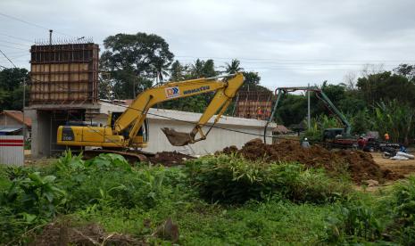 Pekerja melakukan pengerjaan konstruksi Jalan Tol Yogyakarta-Bawen Seksi 1 di Tirtoadi, Mlati, Sleman, D.I Yogyakarta, Rabu (25/10/2022).