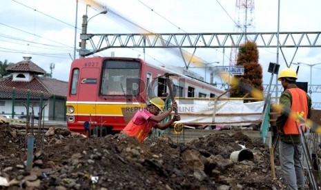 Pekerja melakukan pengerjaan pemanjangan peron di Stasiun Bogor, Jawa Barat, Rabu (16/12).   (Republika/Wihdan)