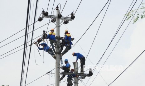 Pekerja melakukan pengerjaan perawatan dan peninggian jaringan kabel listrik PLN di Gombong, Jawa Tengah, Selasa (18/7).