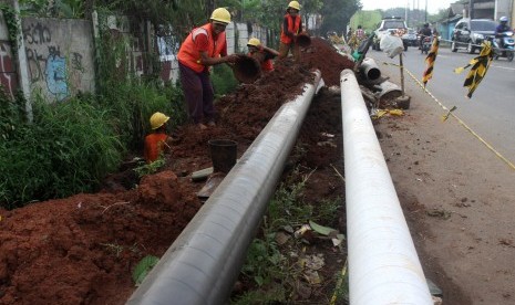 Pekerja melakukan penggalian jalur jaringan gas Perusahaan Gas Negara (PGN) di Jalan Raya Narogong, Bekasi, Jawa Barat, Rabu (20/7).